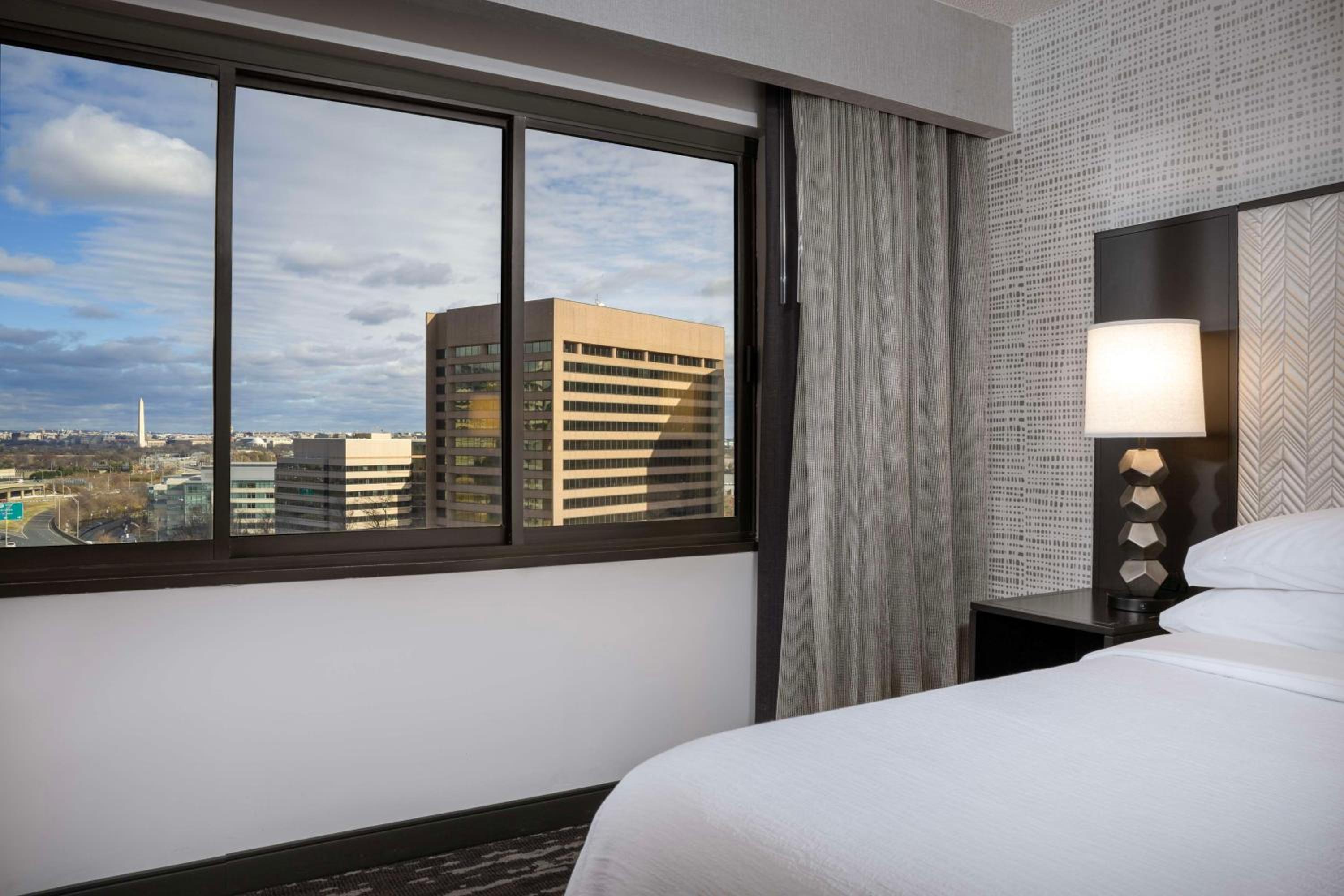 2 Rooms, Suite, King Bed, Statue View، Embassy Suites By Hilton Crystal City National Airport 5/7