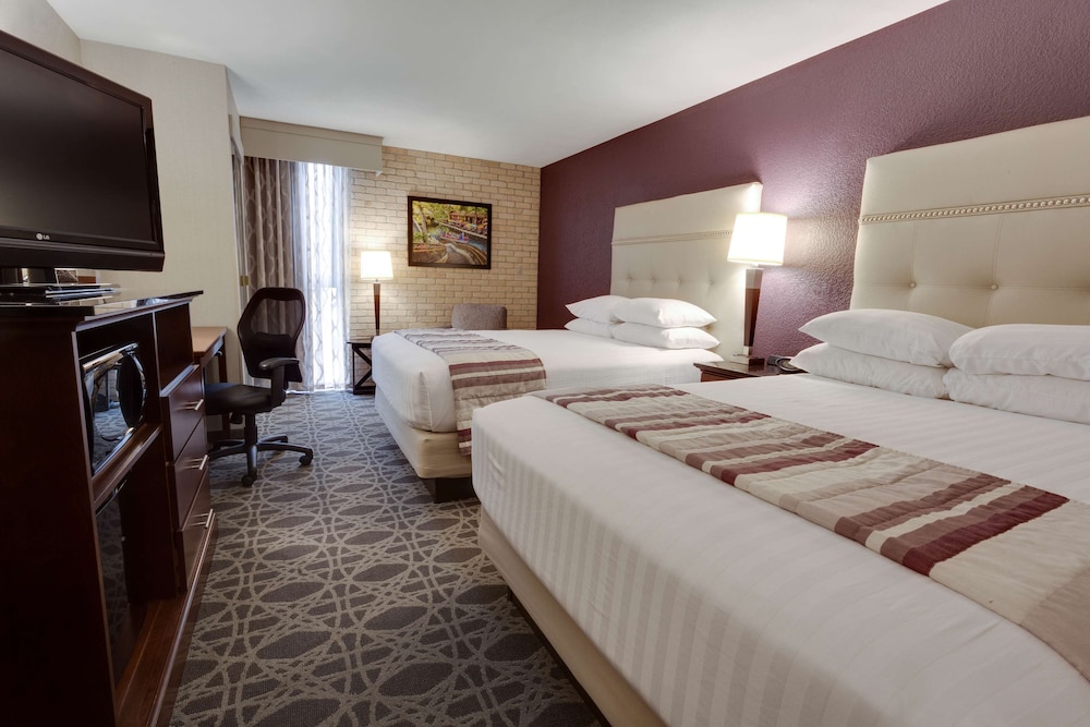 DELUXE, 2 QUEEN BEDS, BATHTUB, ACCESSIBLE