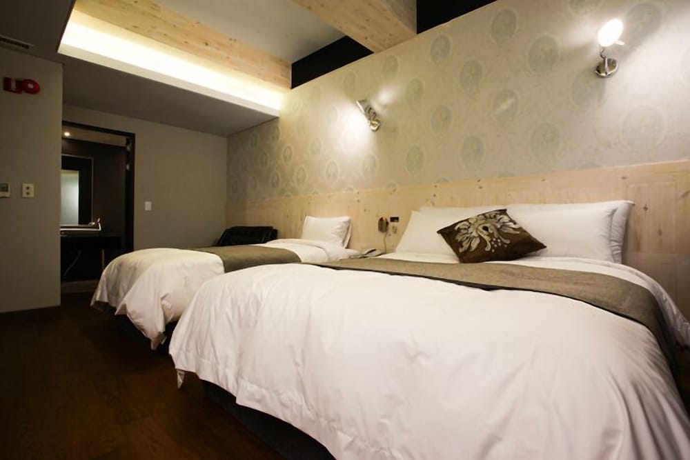 KARAK TOURIST HOTEL 12/50