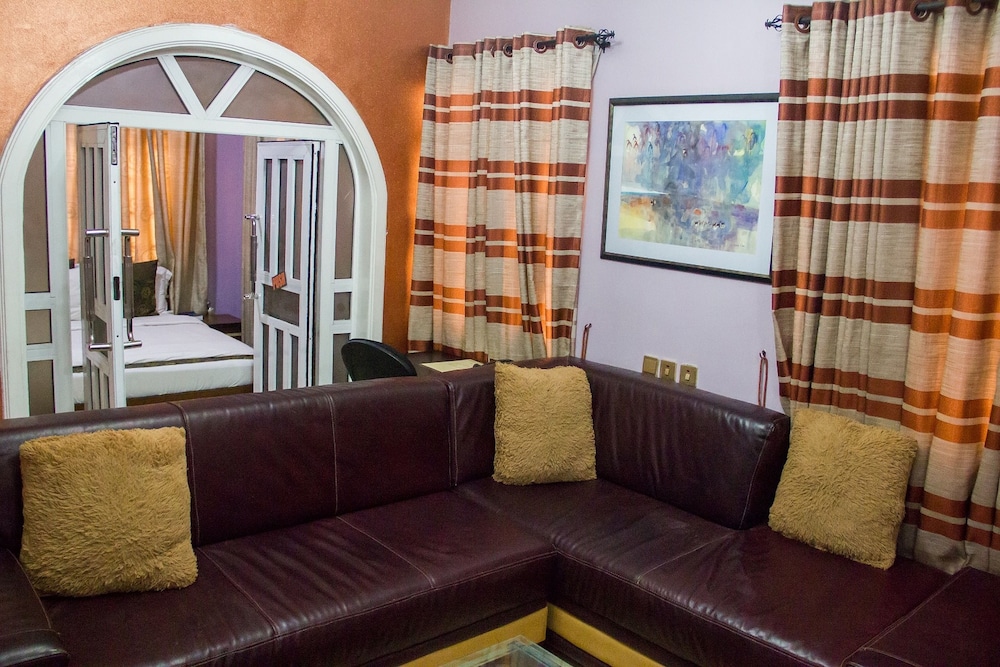 Rita's Events And Suites 19/28