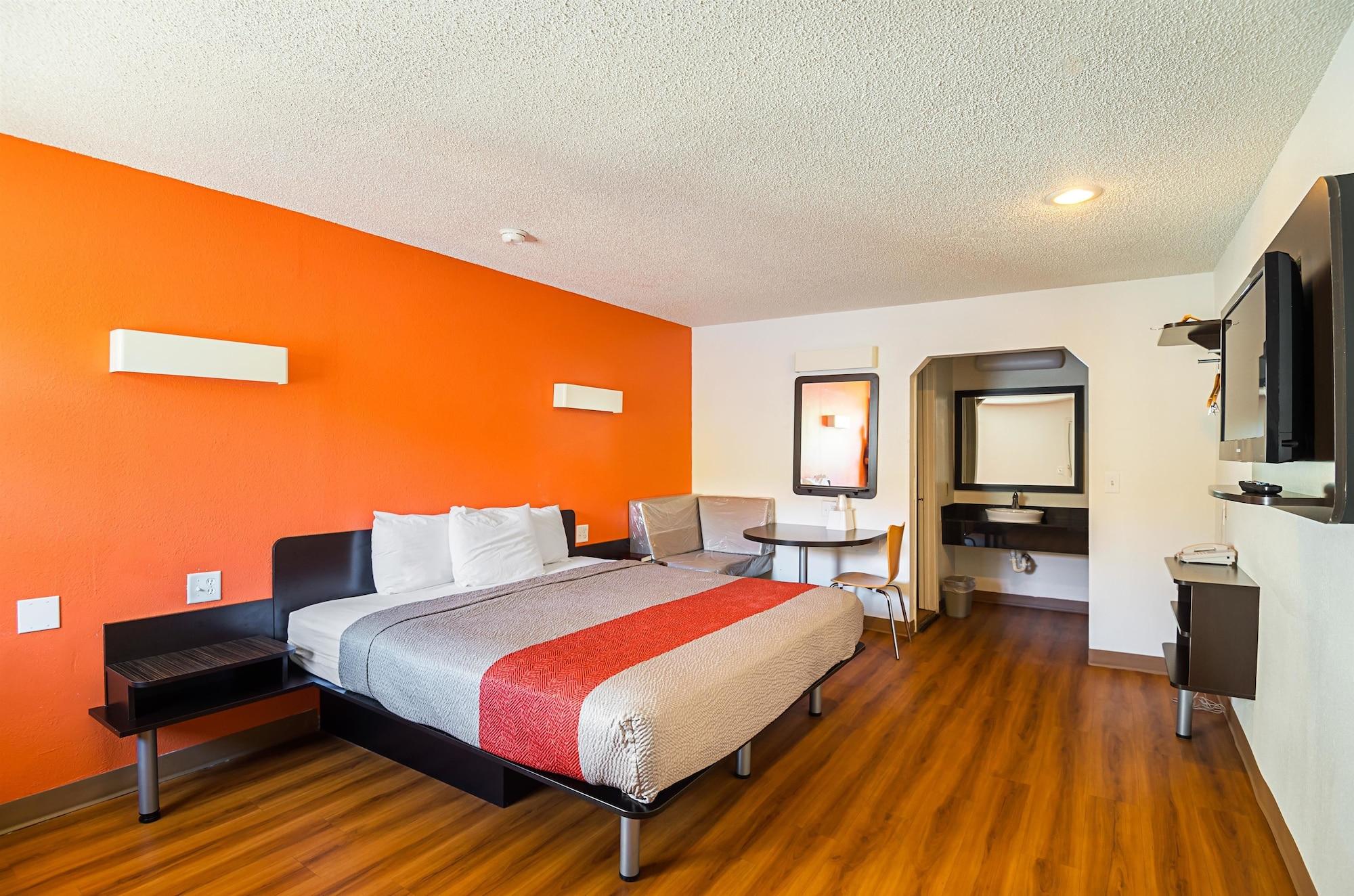 Room at Motel6 Blue Springs, MO, BLUE SPRINGS - MO