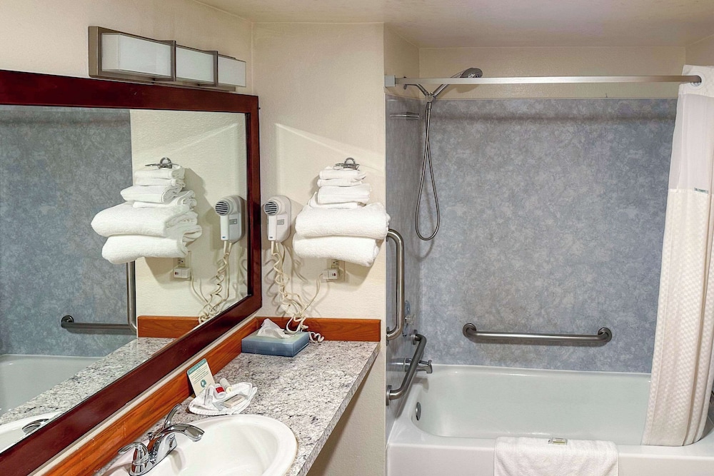 Econo Lodge Edmonds North Seattle, WA 38/39