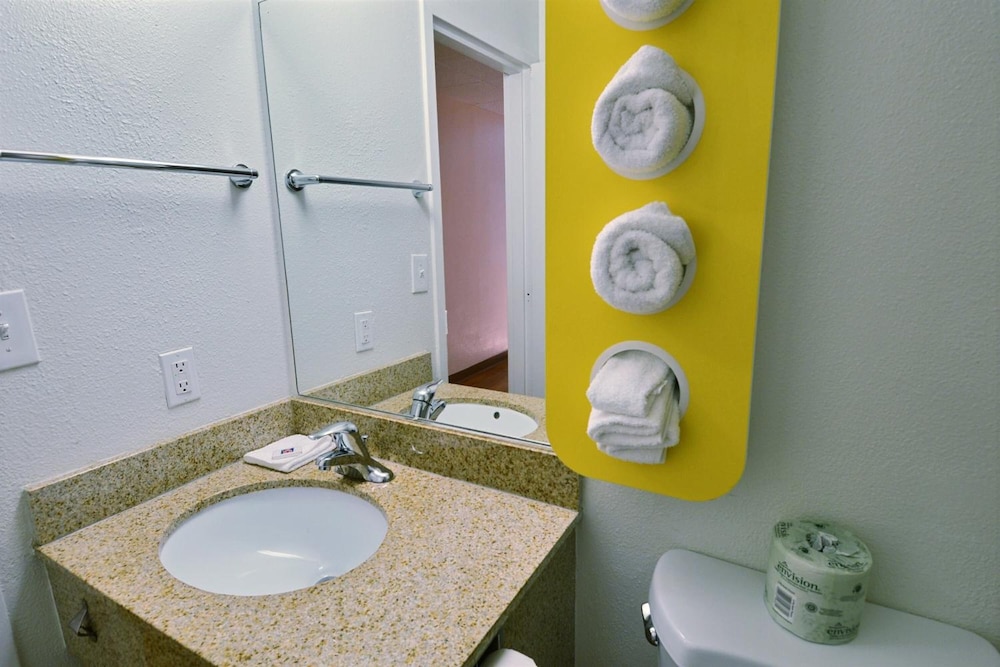 Motel6 Nashua, NH - North 27/58
