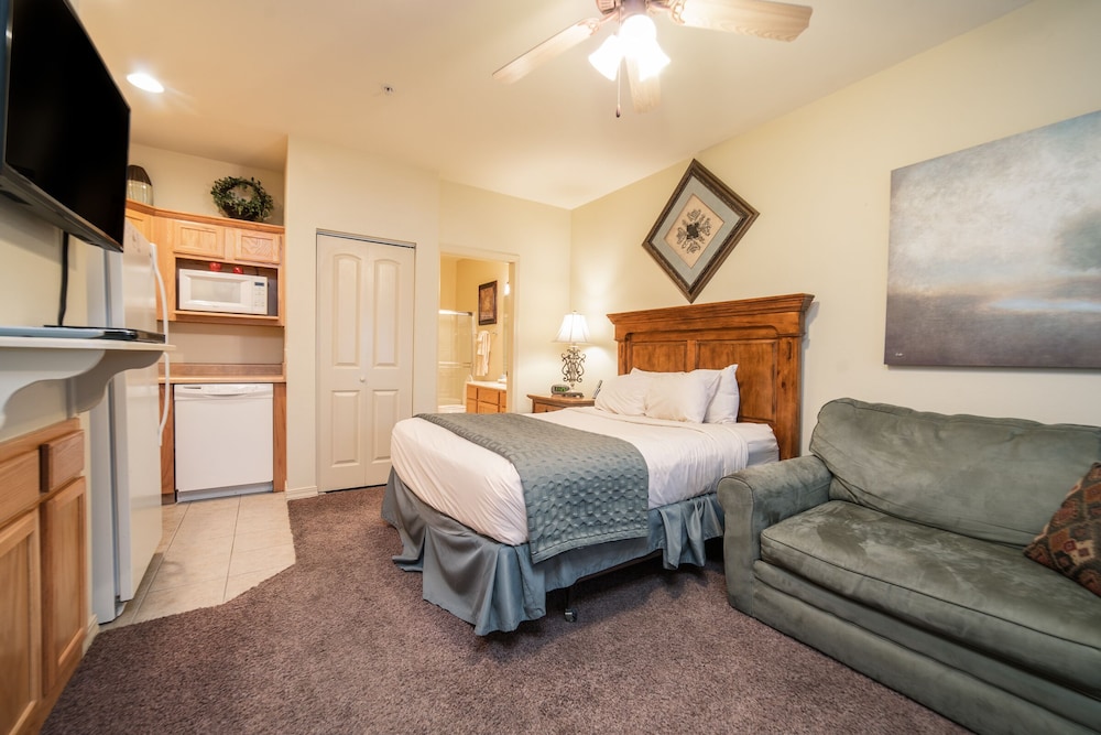 DELUXE, STUDIO, SUITE, QUEEN BED