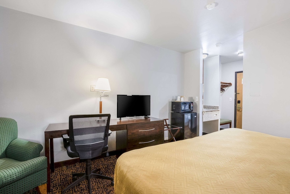 ECONO LODGE MILWAUKEE AIRPORT 9/25