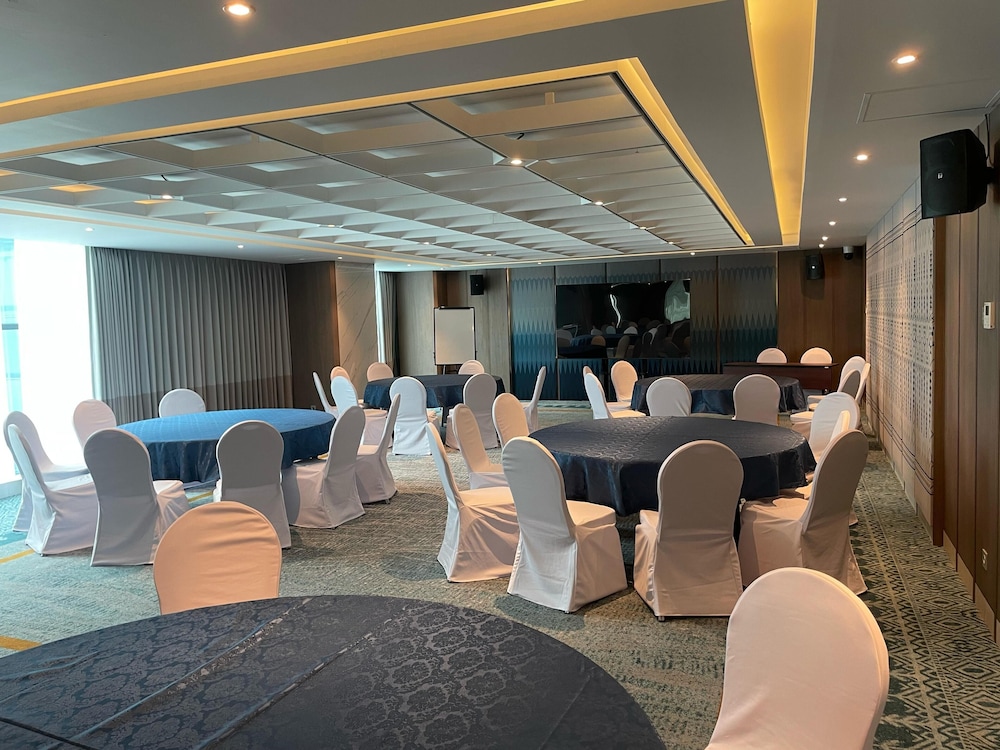 Grand Anara Airport Hotel 40/50