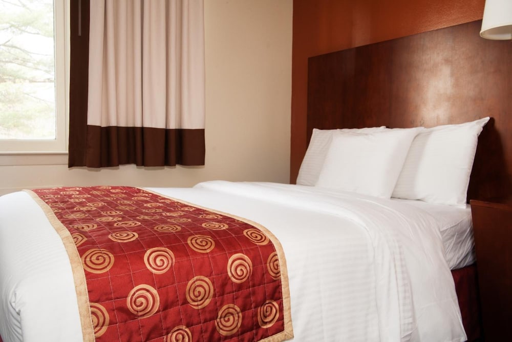 Red Carpet Inn Suites 15/23