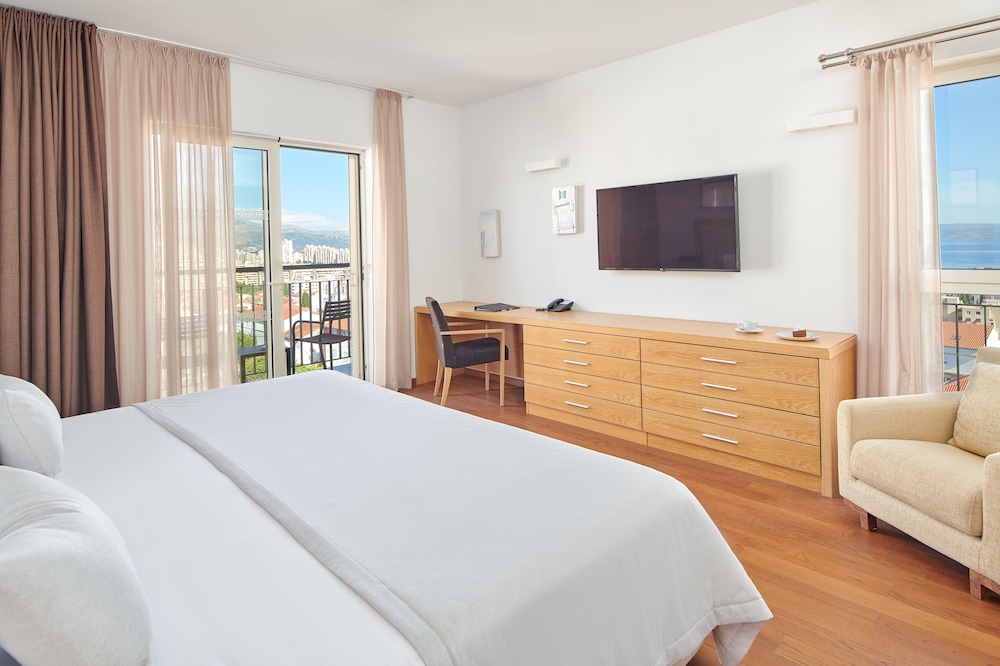 CLASSIC, DOUBLE OR TWIN BED, CITY VIEW, BALCONY