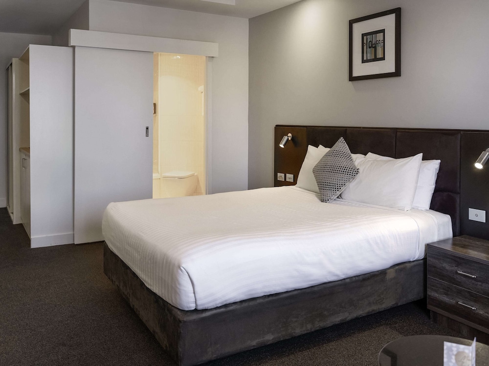 STANDARD, QUEEN BED