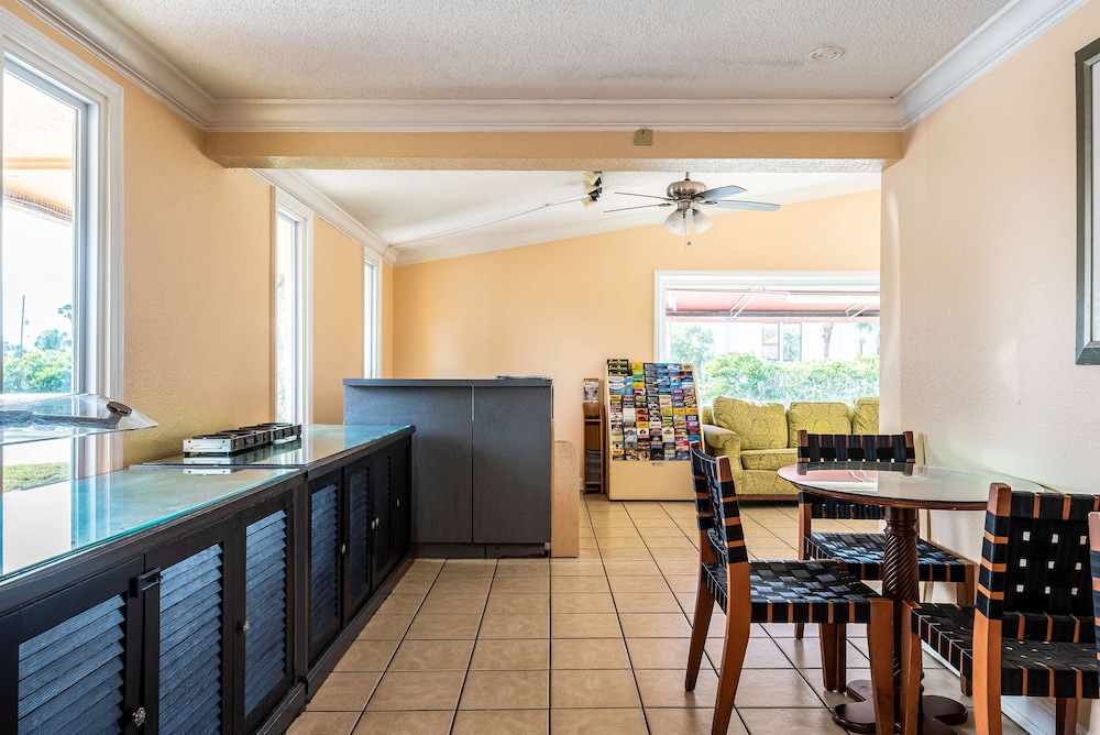 Super 8 by Wyndham Kissimmee/Orlando 34/50