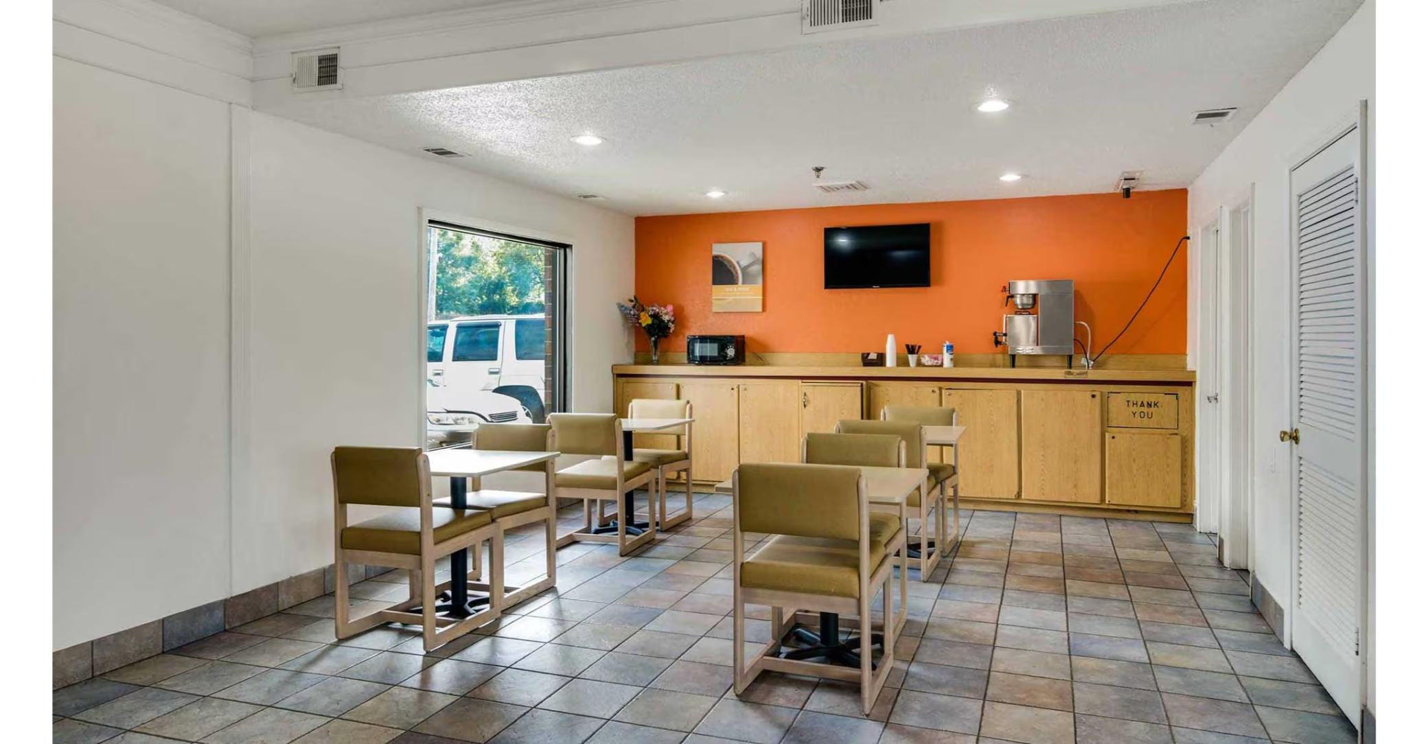 Motel6 Waukegan, IL 40/63