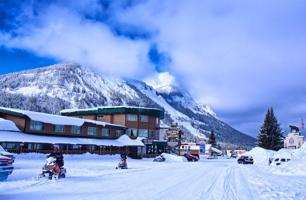 Soda Butte Lodge 4/24