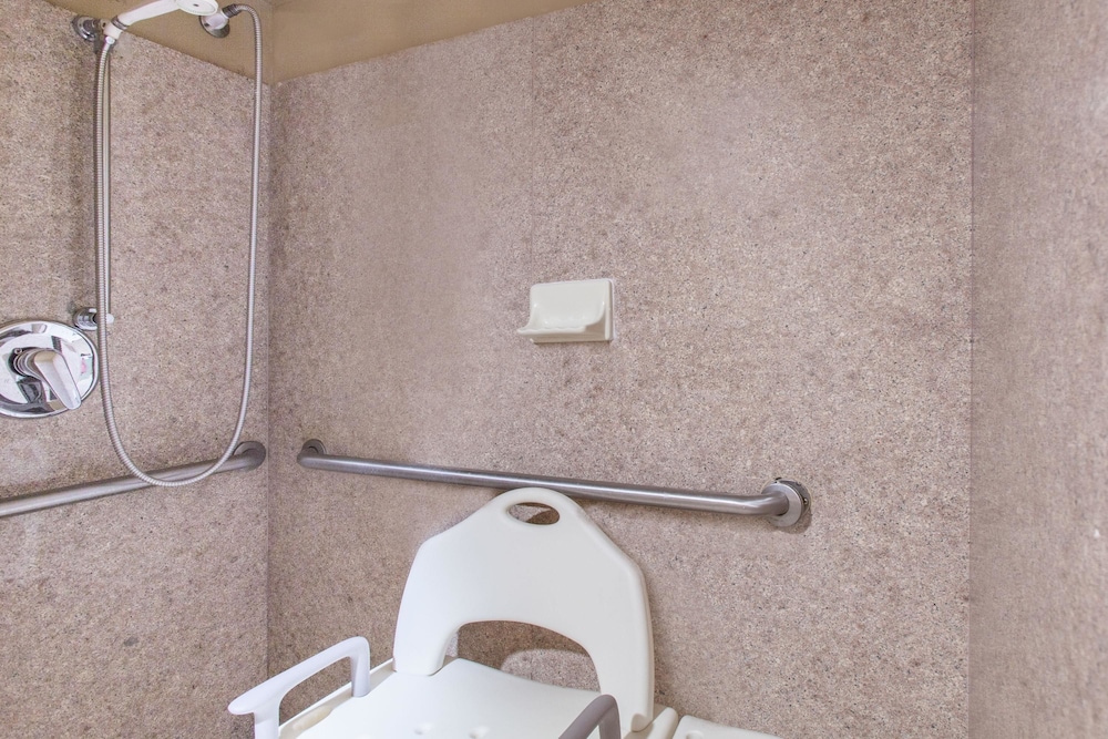 Hawthorn Suites By Wyndham Midwest City Tinker Afb 16/45
