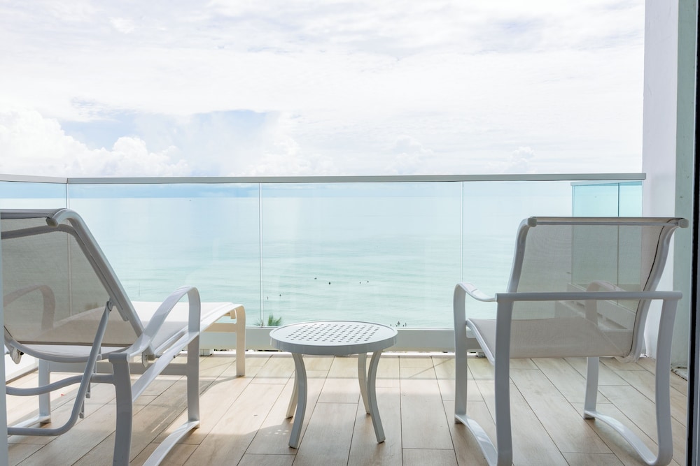 Sherry Frontenac Oceanfront Hotel 42/49