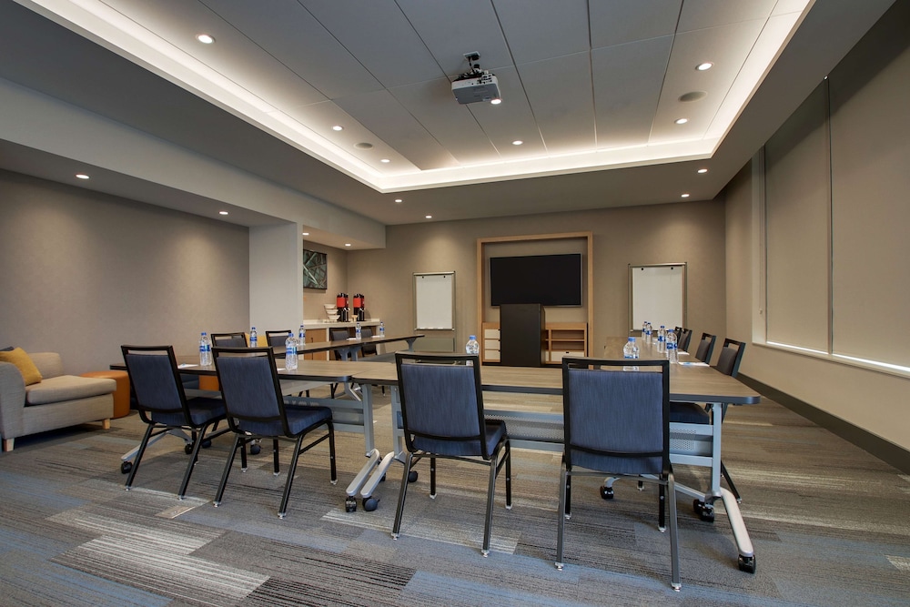 Hyatt House Oak Brook 57/64