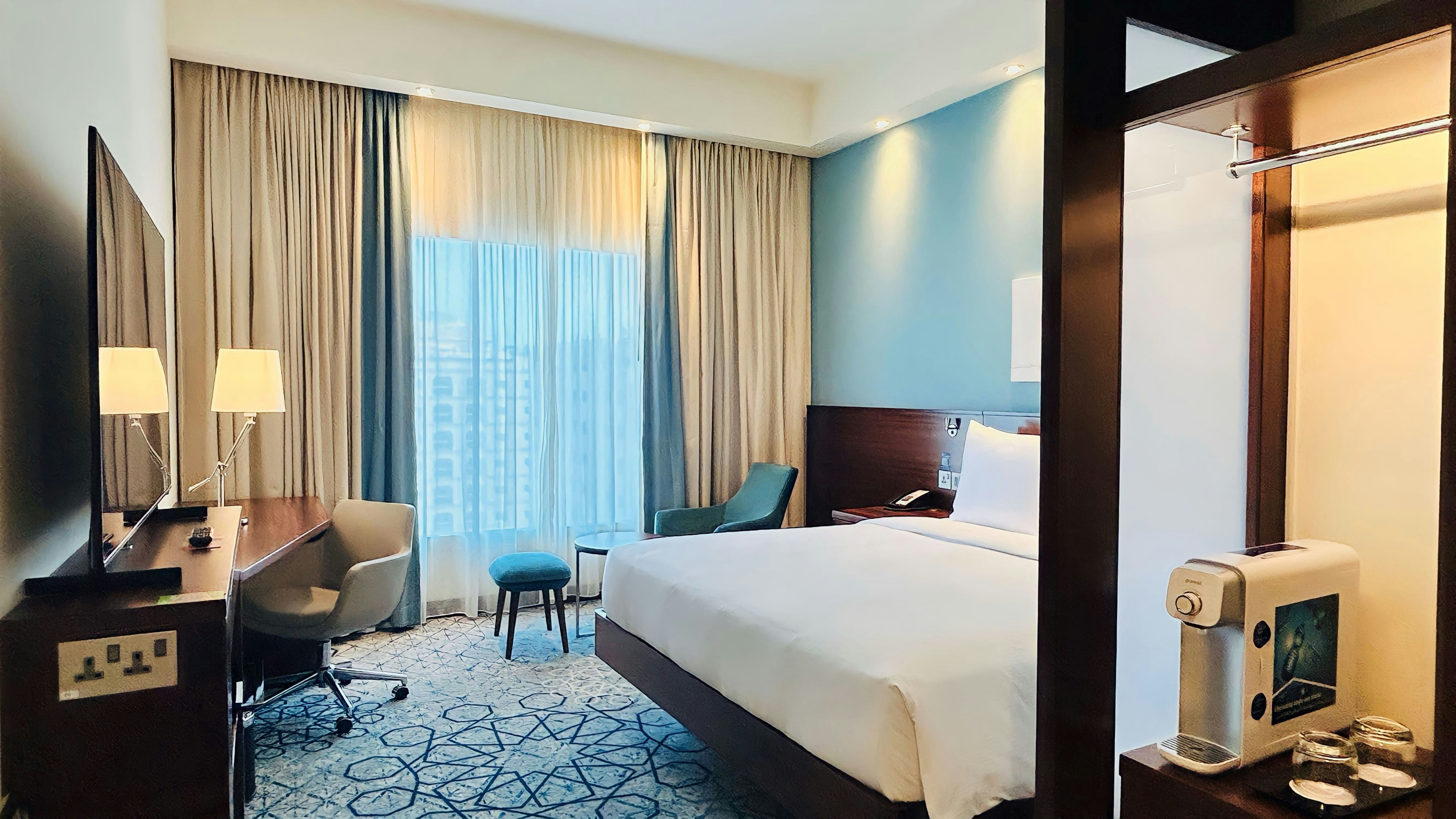 غرفة بسرير كوين مع أريكة سرير، Hampton By Hilton Dubai Al Barsha 5/6