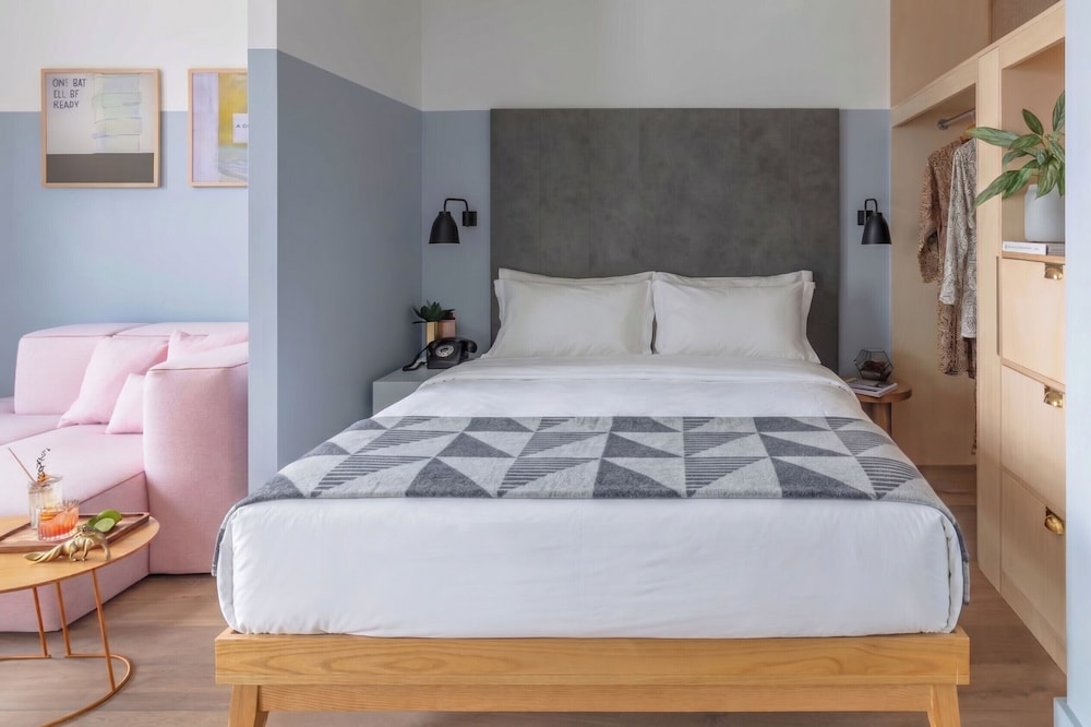 Connecting, Studio, Double Bed, Sky Level