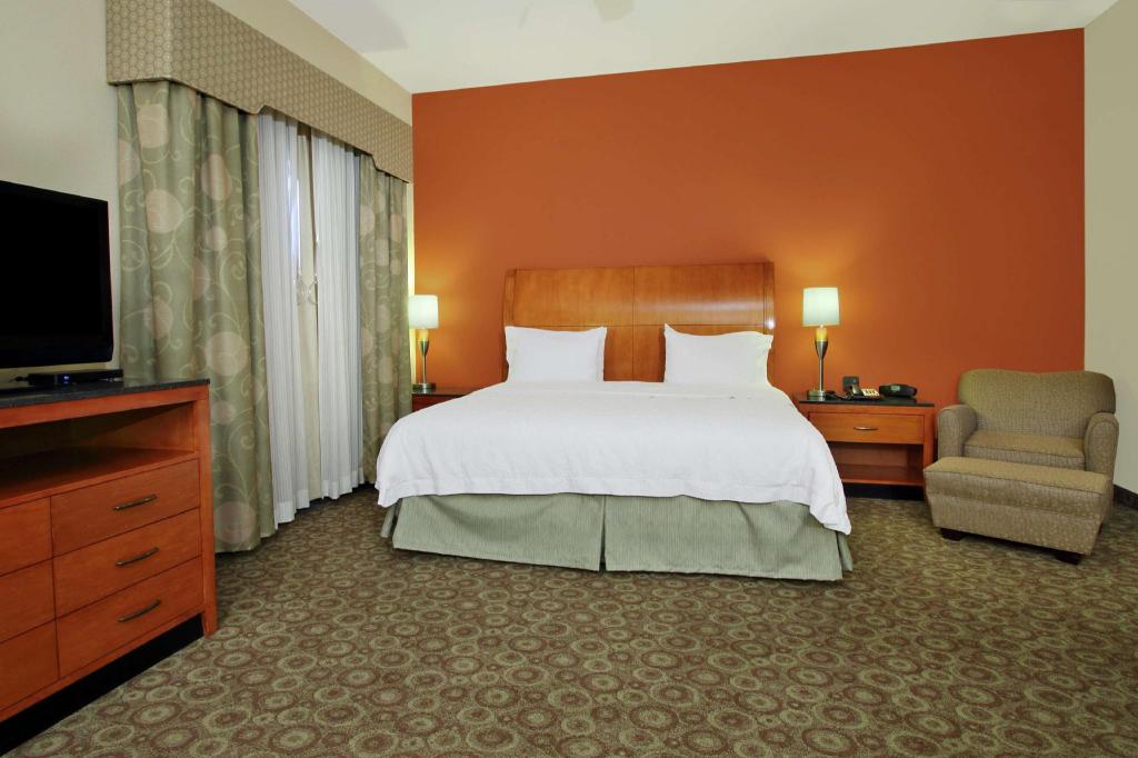 Suite, King Bed, Sofa, Accessible