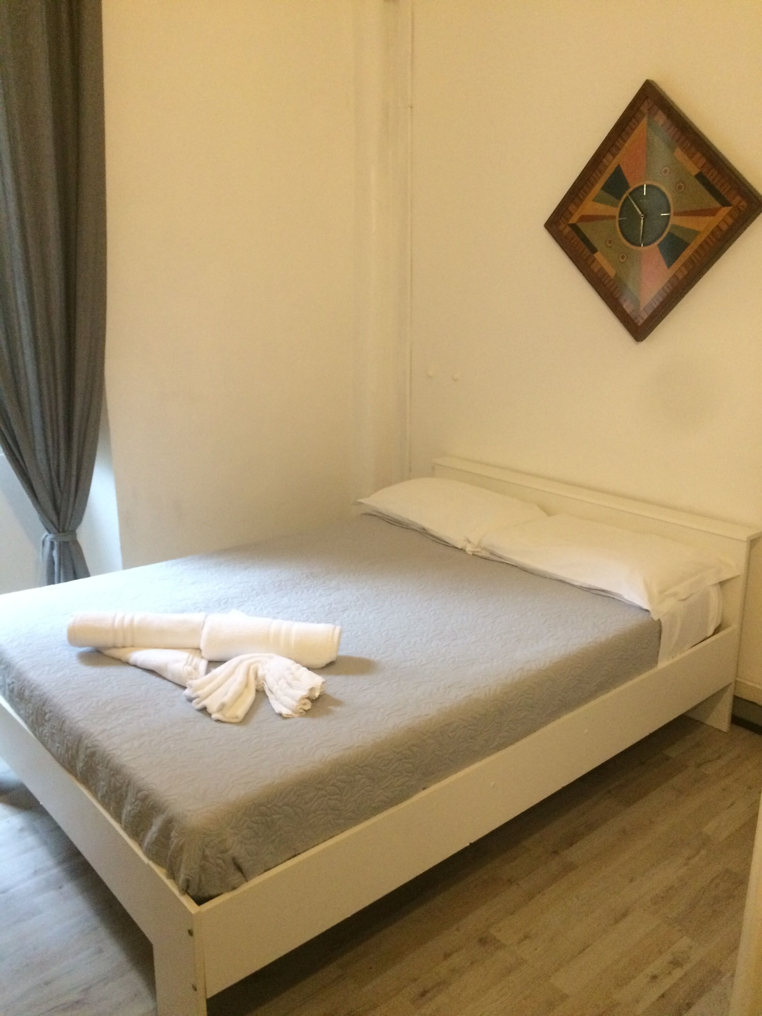 ROOM, QUEEN BED