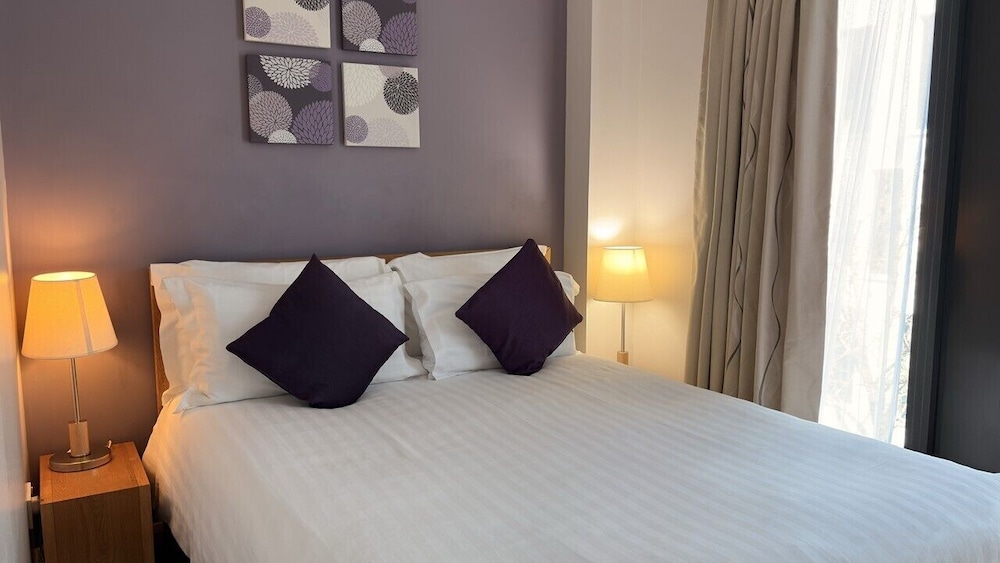 1 Bedroom, Apartment, Queen Bed, Town View