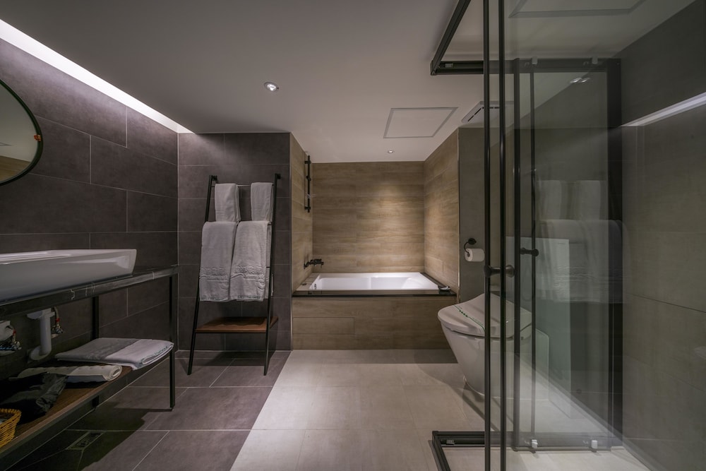 Watermark Hotel-The Harbour 42/46