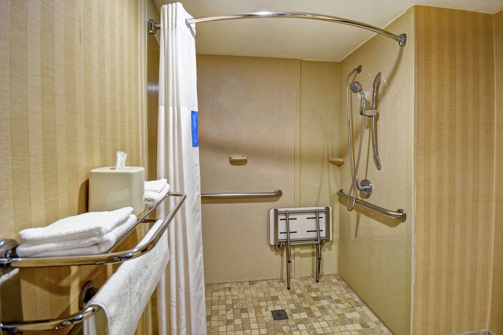 Hampton Inn Louisville-Airport 13/56