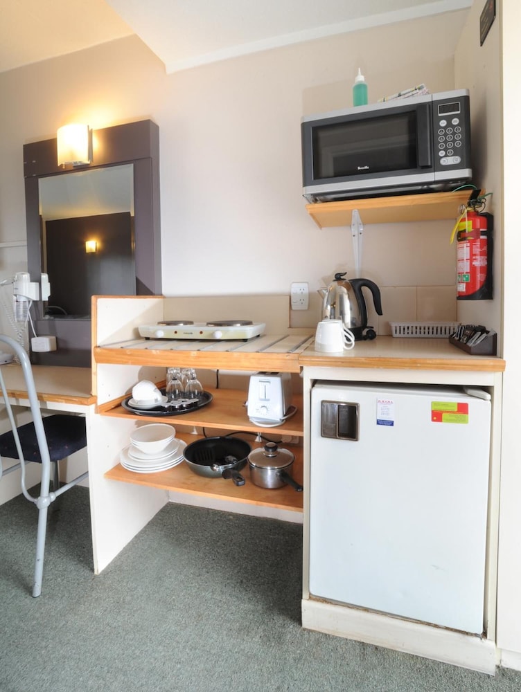 ASCOT EPSOM MOTEL 30/36