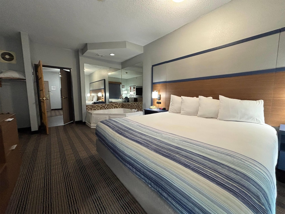 AmericInn by Wyndham Galesburg 10/59