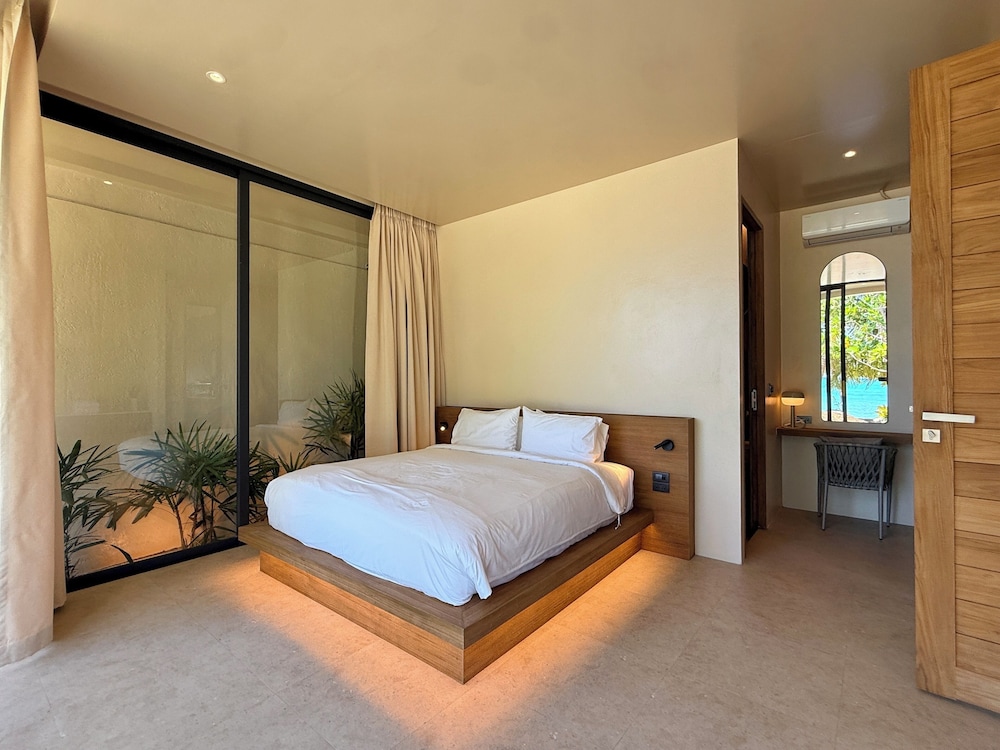 1 BEDROOM, VILLA, BEACH FRONT