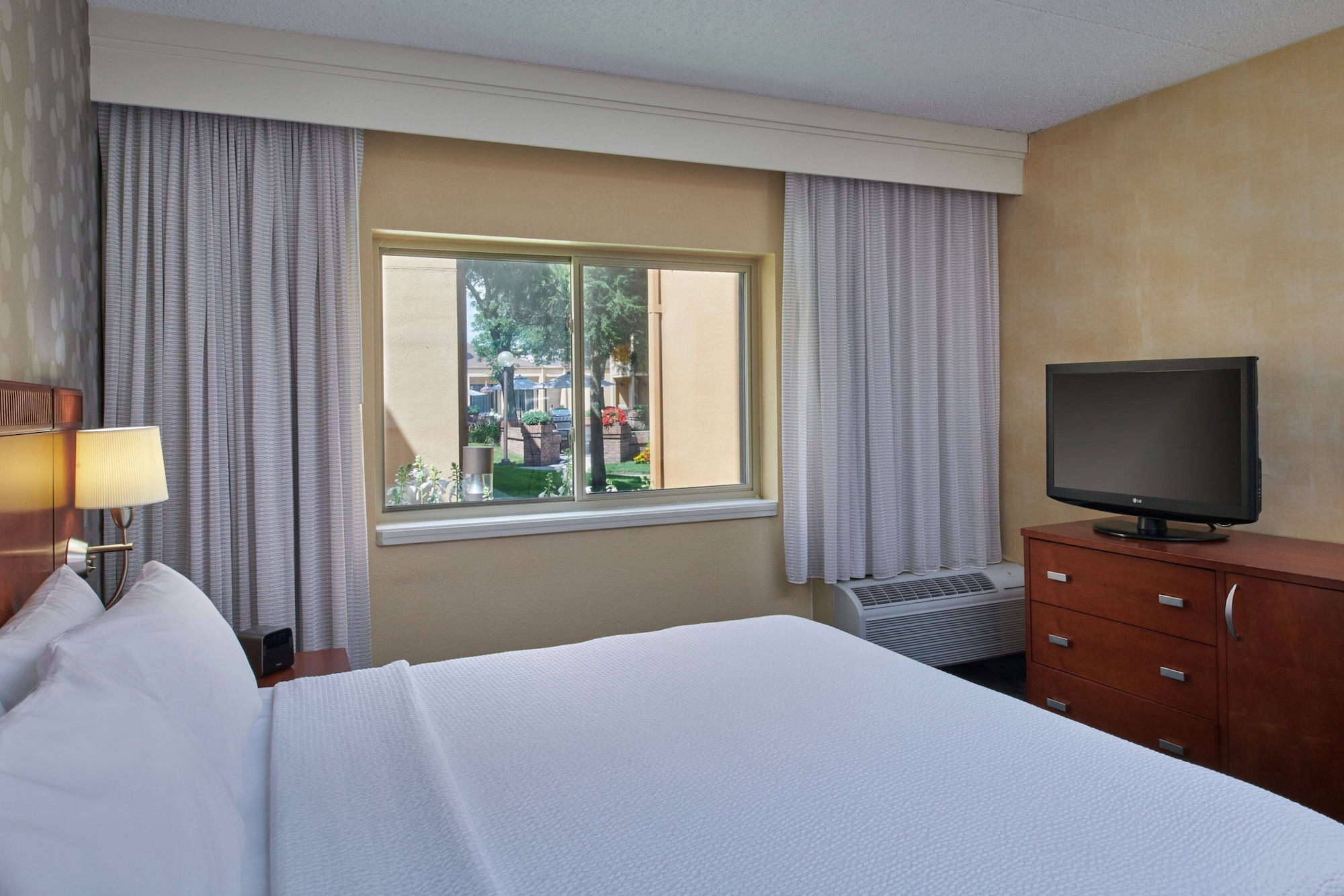 Room at COURTYARD DETROIT DEARBORN, DEARBORN - MI