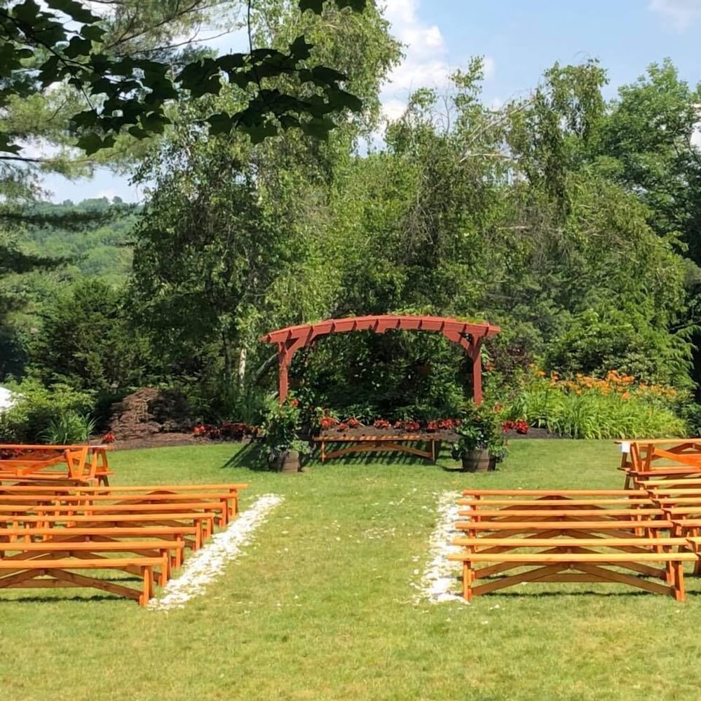 Publick House Historic Inn And Country Motor Lodge 41/49