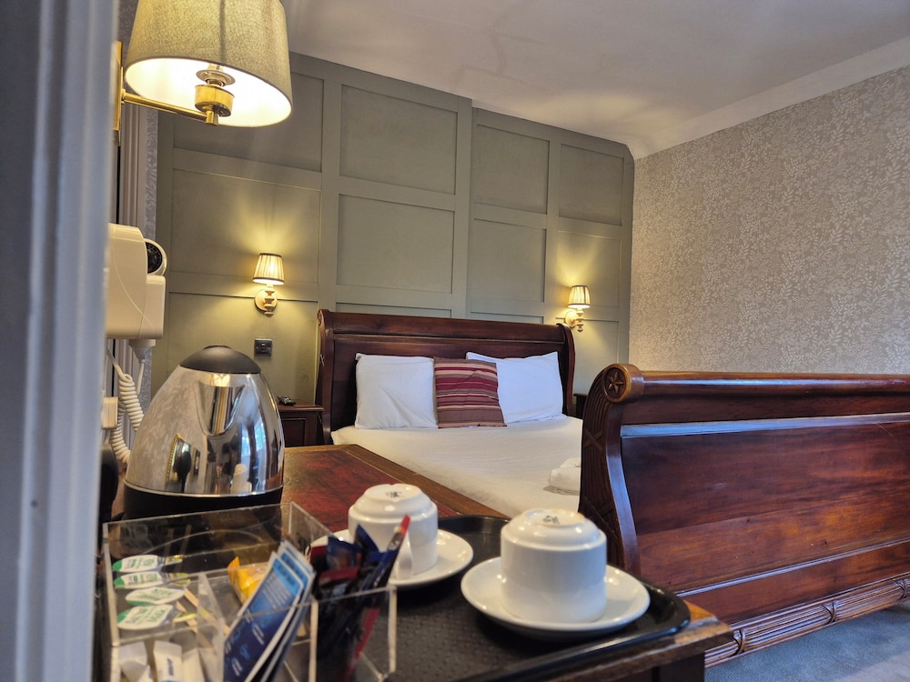 The Devil S Punchbowl Hotel 28/66