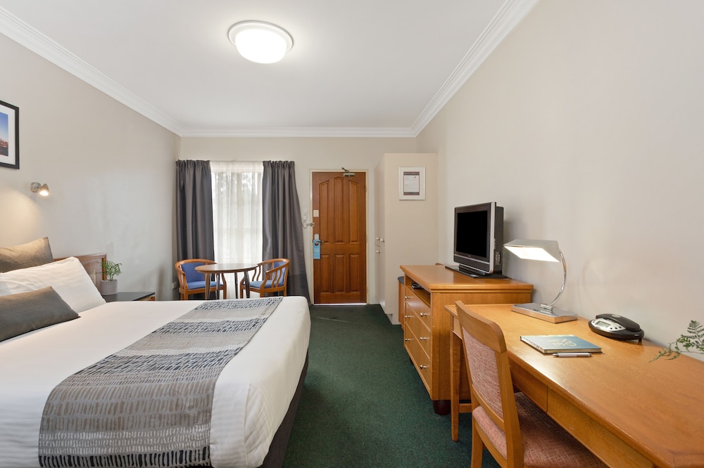 Coopers Colonial Motel 14/64