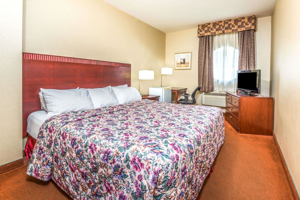 Howard Johnson by Wyndham Toronto Downtown West 11/18