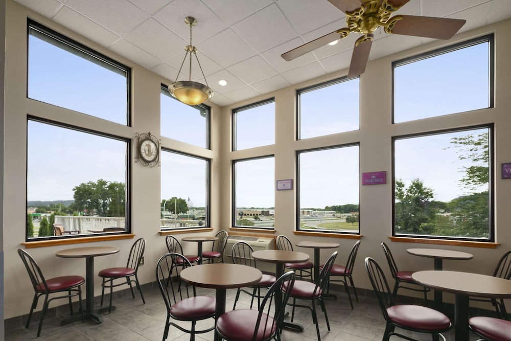 Super 8 by Wyndham Winona MN 27/32