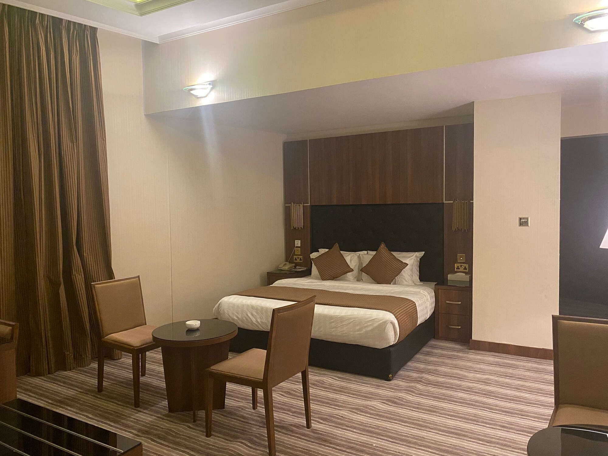 DELUXE, KING BED