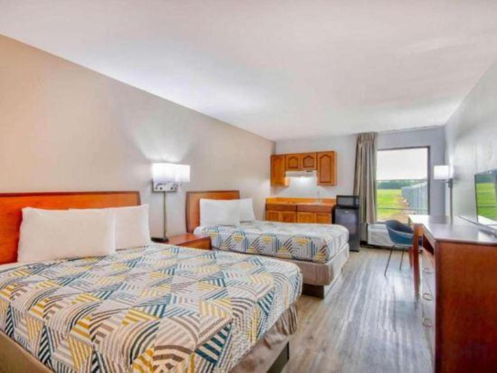 2 Full Beds - Non-Smoking, Kitchen