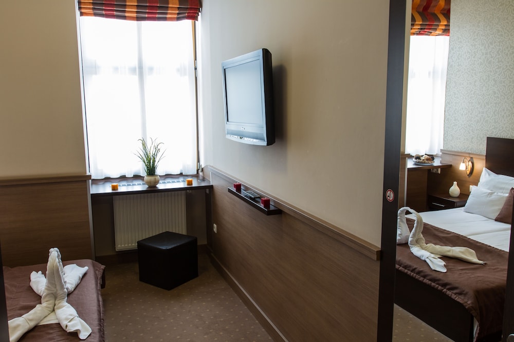 Central Hotel 21 37/54