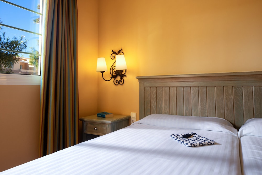 ROOM, BALCONY