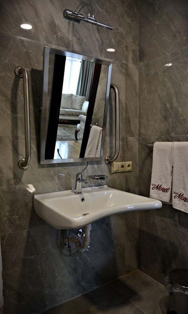 Hotel Monec 50/50