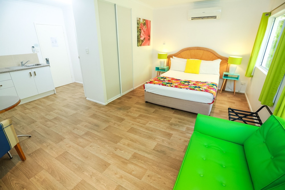 PORT DOUGLAS MOTEL 13/73