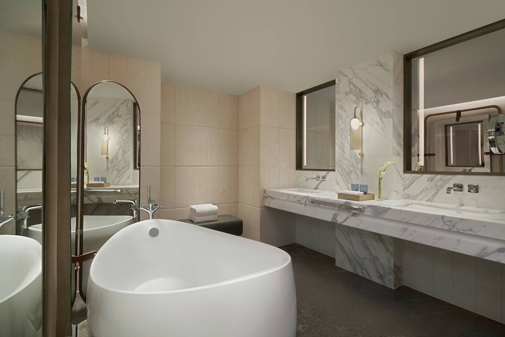 جناح رئاسي بسرير كينج بإطلالة على البحر بشرفة للمدخنين، Marriott Yalong Bay 2/2