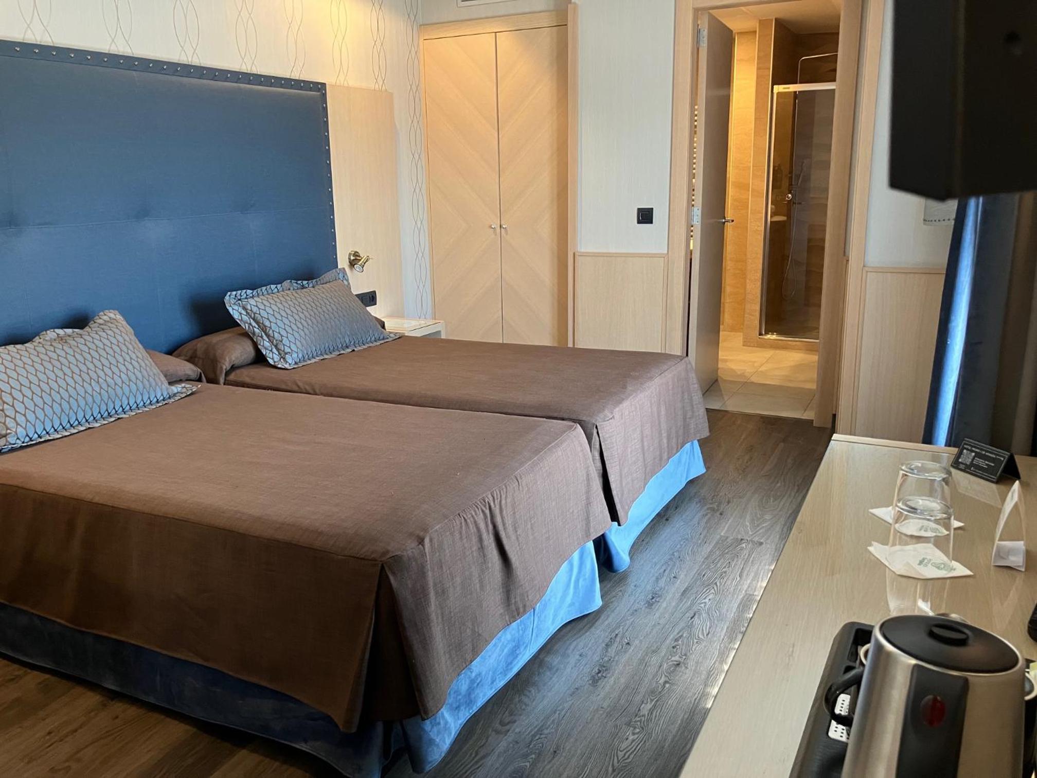 Room, Quadruple