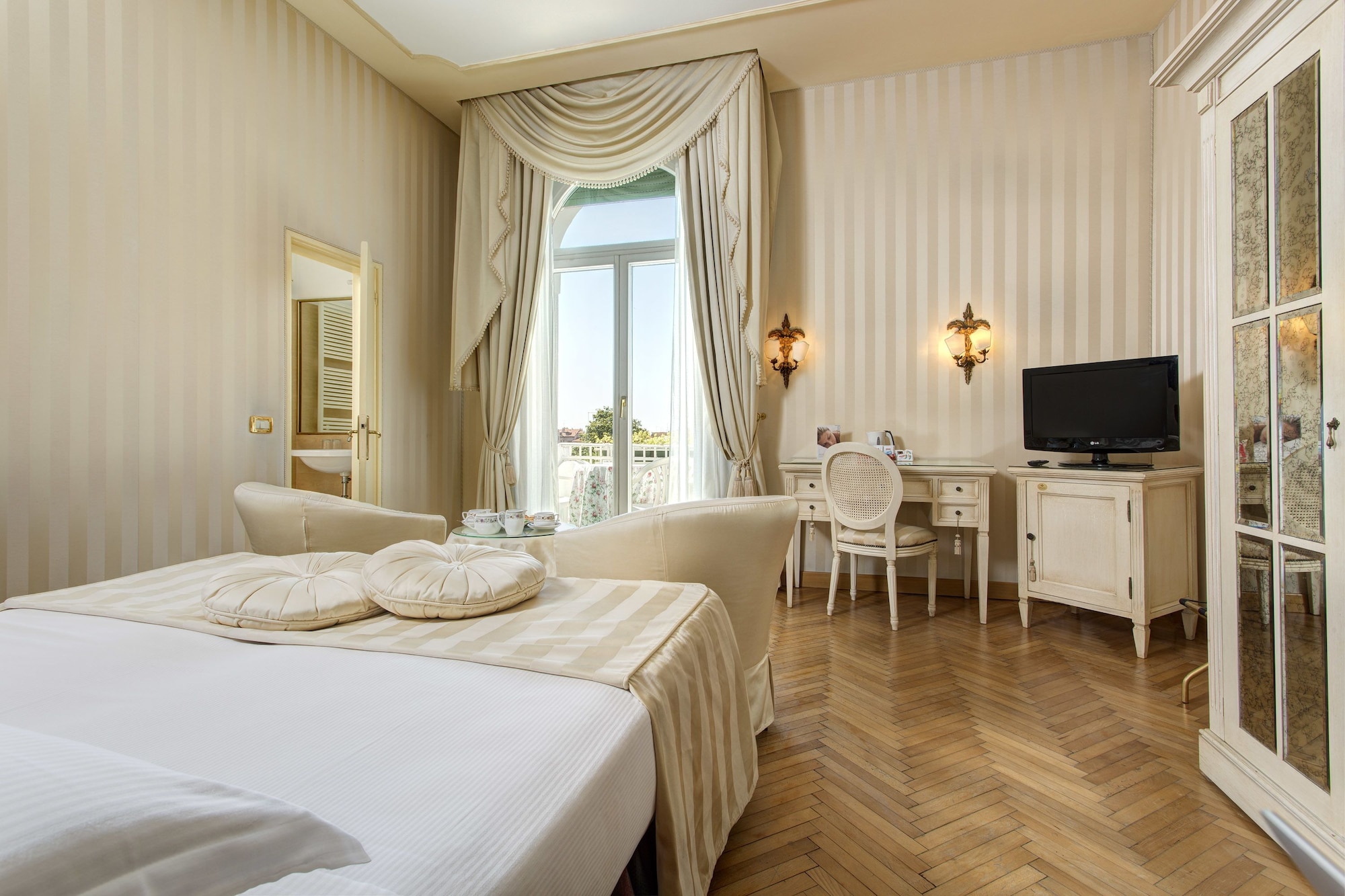 SUPERIOR, DOUBLE OR TWIN BED