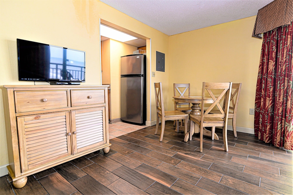 Monterey Bay Suites 37/81