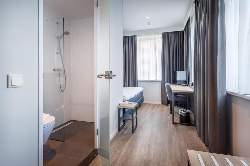 ROOM, SINGLE