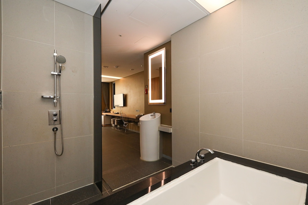 Hotel The Designers Hongdae 79/80