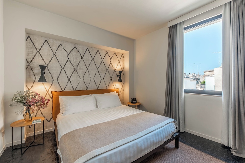 DELUXE, DOUBLE BED
