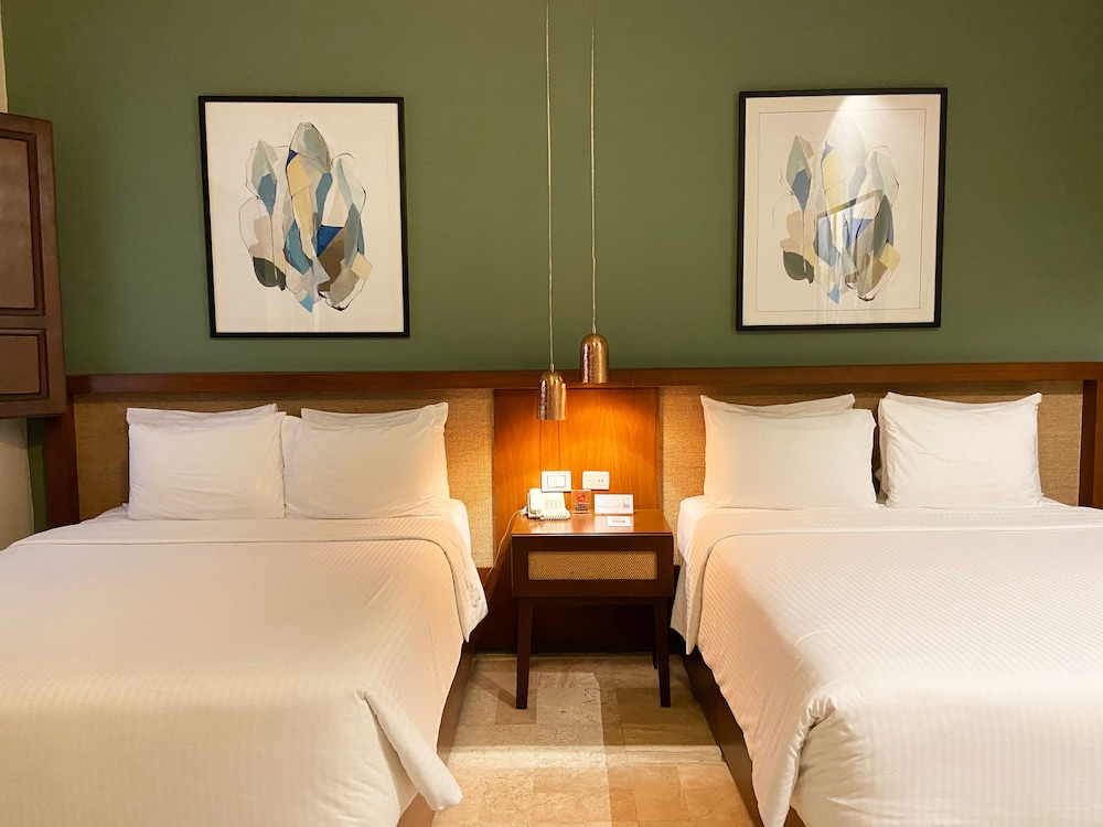 Luxury, 2 Queen Beds, Pool View
