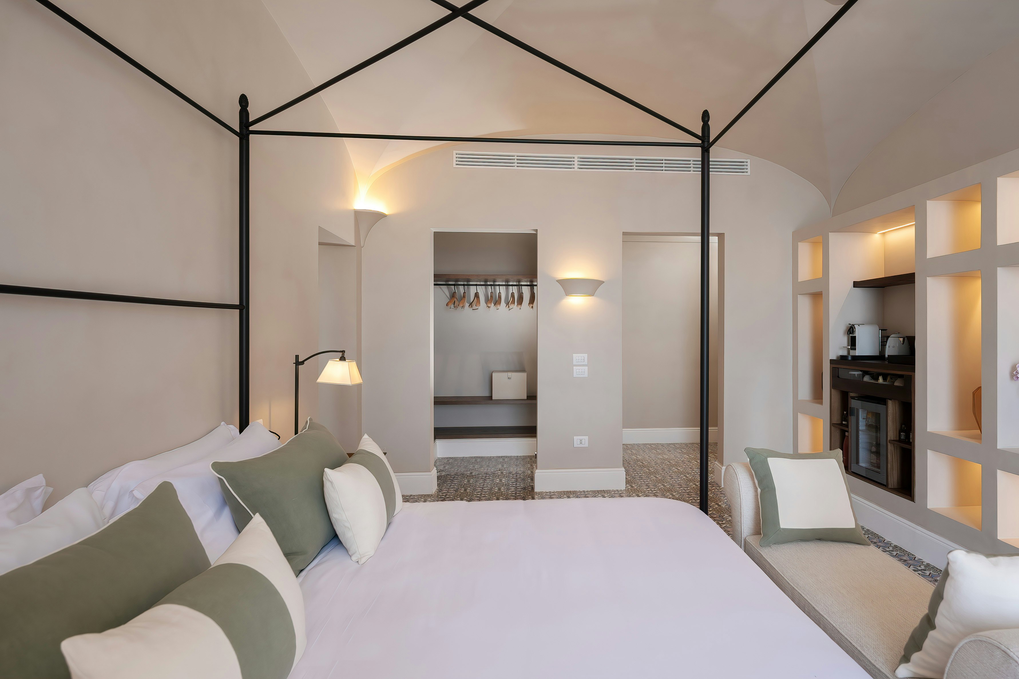 Signature, Pool, Suite
